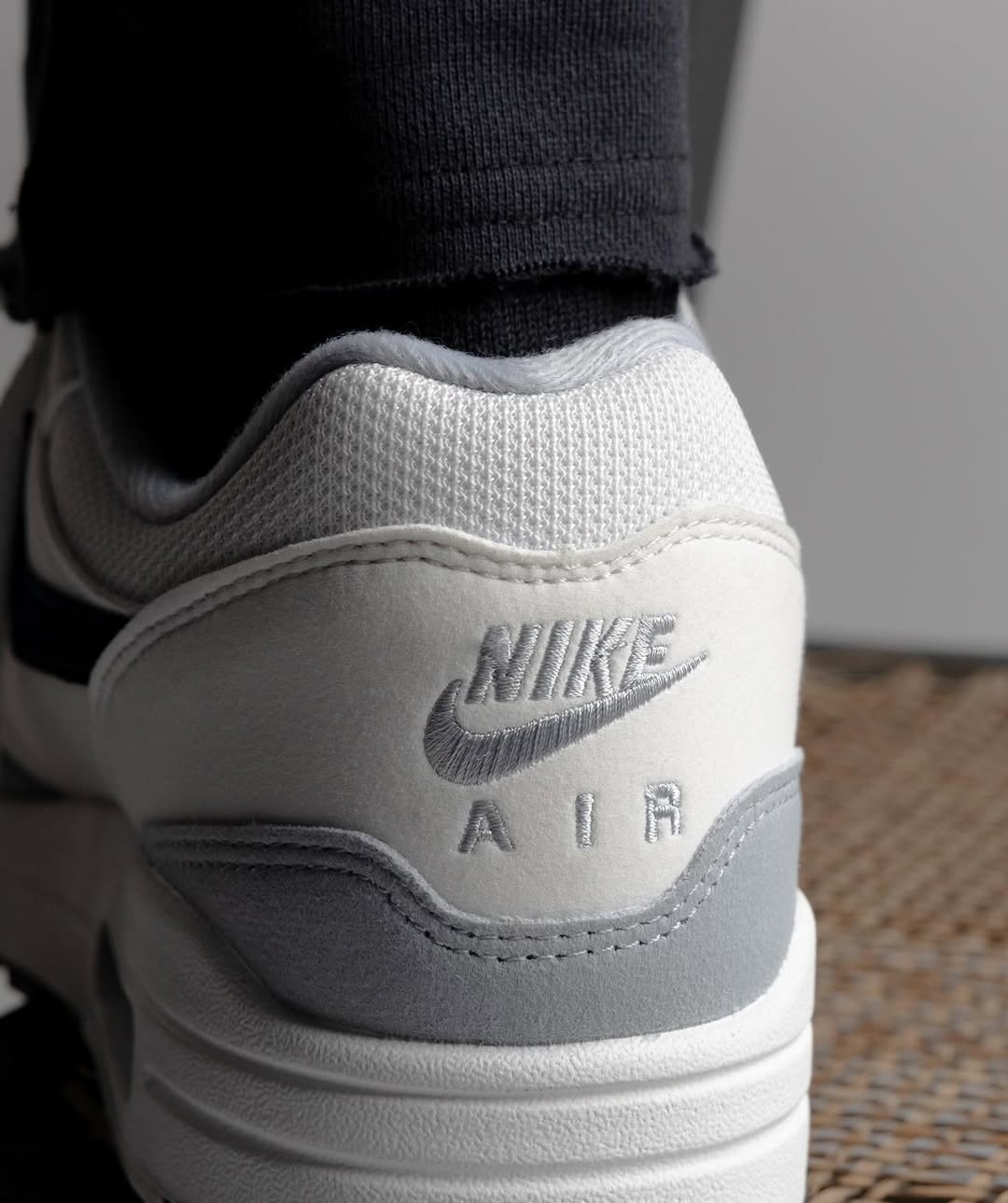 Nike Air Max 1 Platinum Tint Dark Obsidian