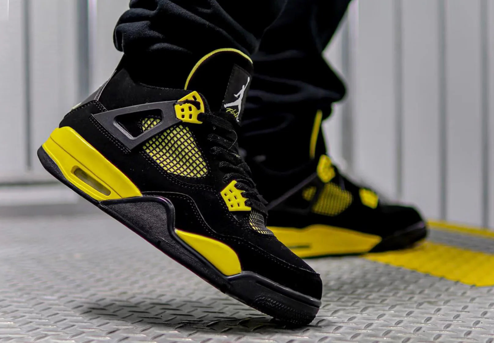 Air Jordan 4 Retro Thunder