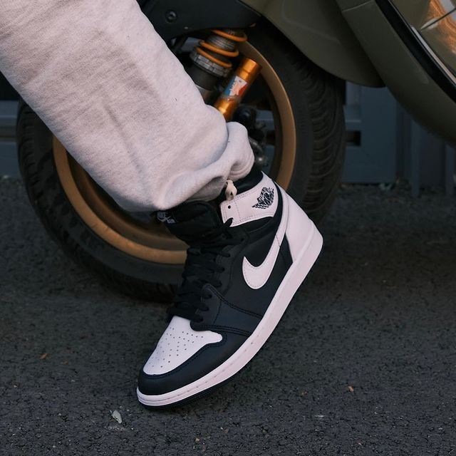 Air Jordan 1 Retro High OG Black White