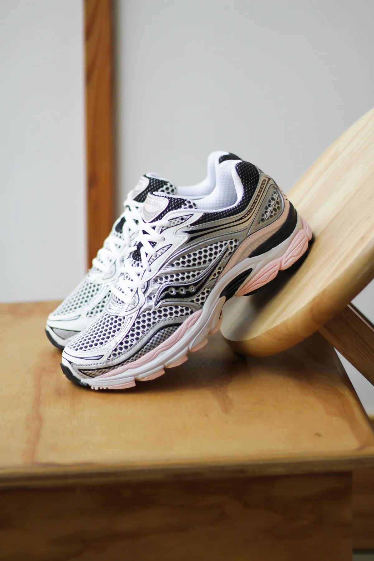 Saucony ProGrid Omni 9 Silver Pink