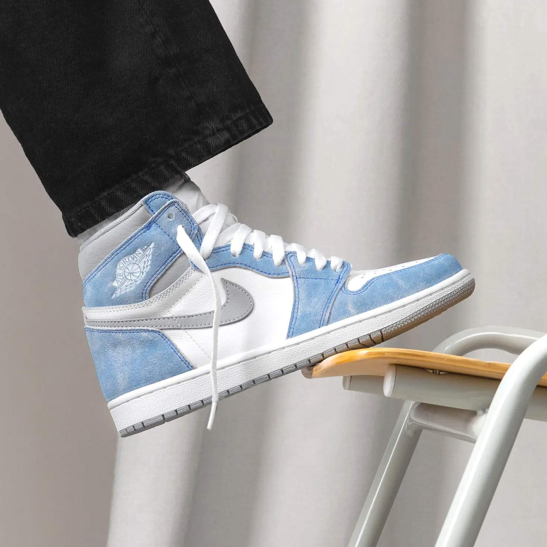 Air Jordan 1 Retro High Hyper Royal Smoke Grey